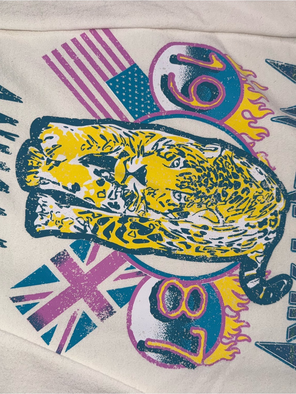 NWT Def Leppard Animal 1987 Graphic Band Sweatshirt Women’s Large - Picture 3 of 3